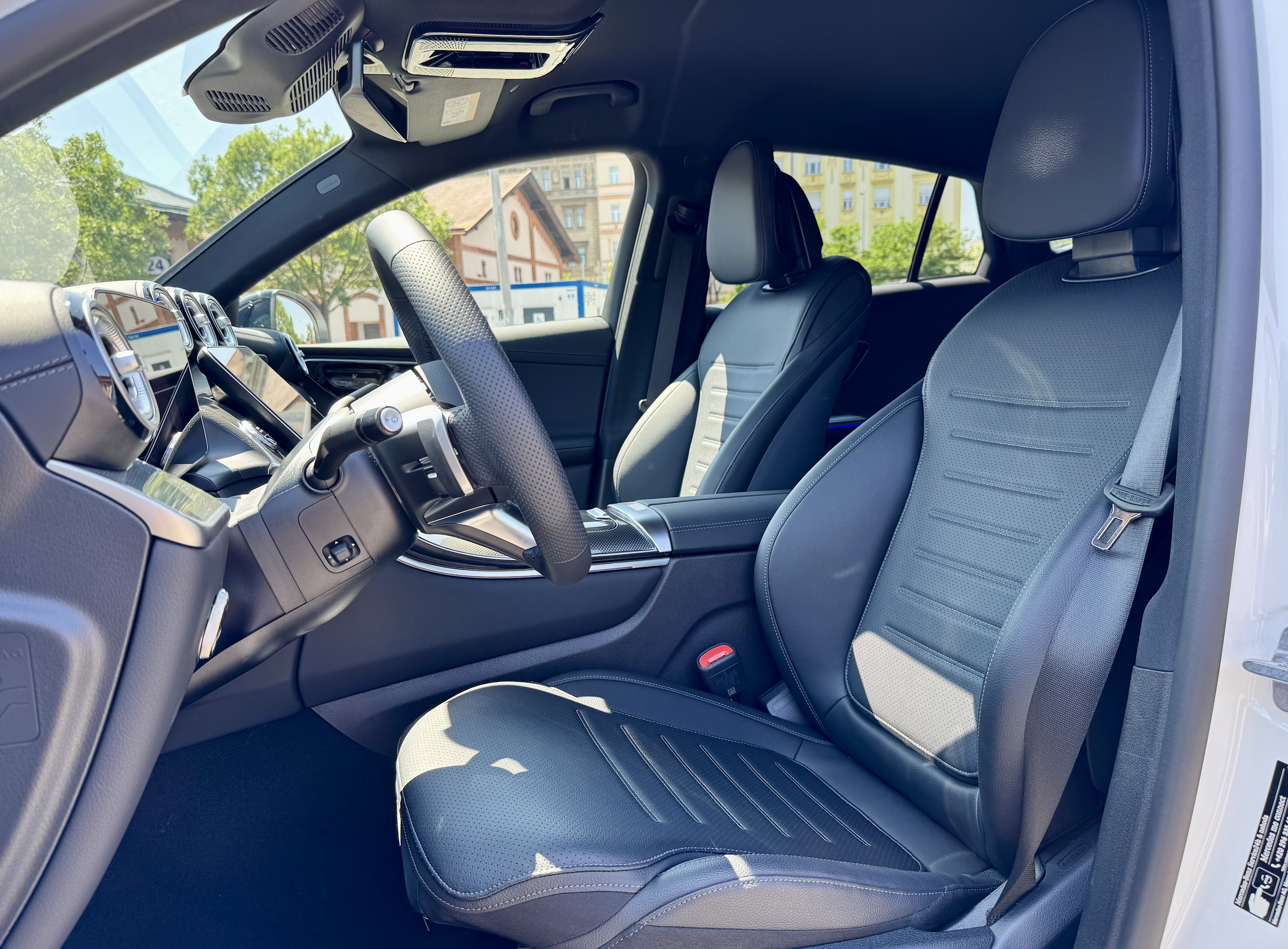 Mercedes GLC coupé 220d 4matic AMG | skladem | české předváděcí auto | stylové městské SUV | nafta 200 koní | bílá Polar | černá syntetická kůže Artico | výbava AMG PREMIUM | super cena | ihned k předání | nákup online | AUTOiBUY.com